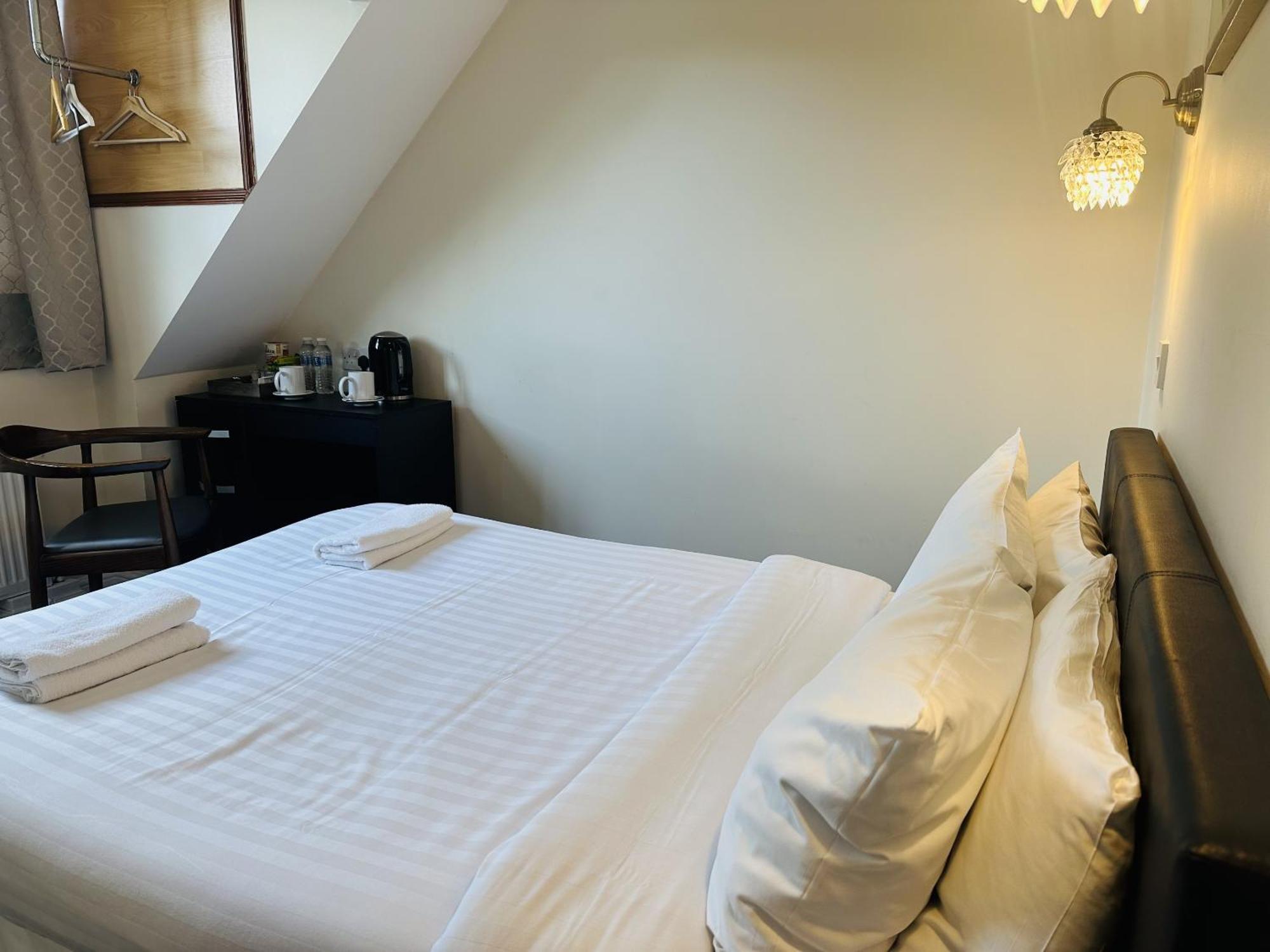 Woodcock Inn Felbridge エクステリア 写真