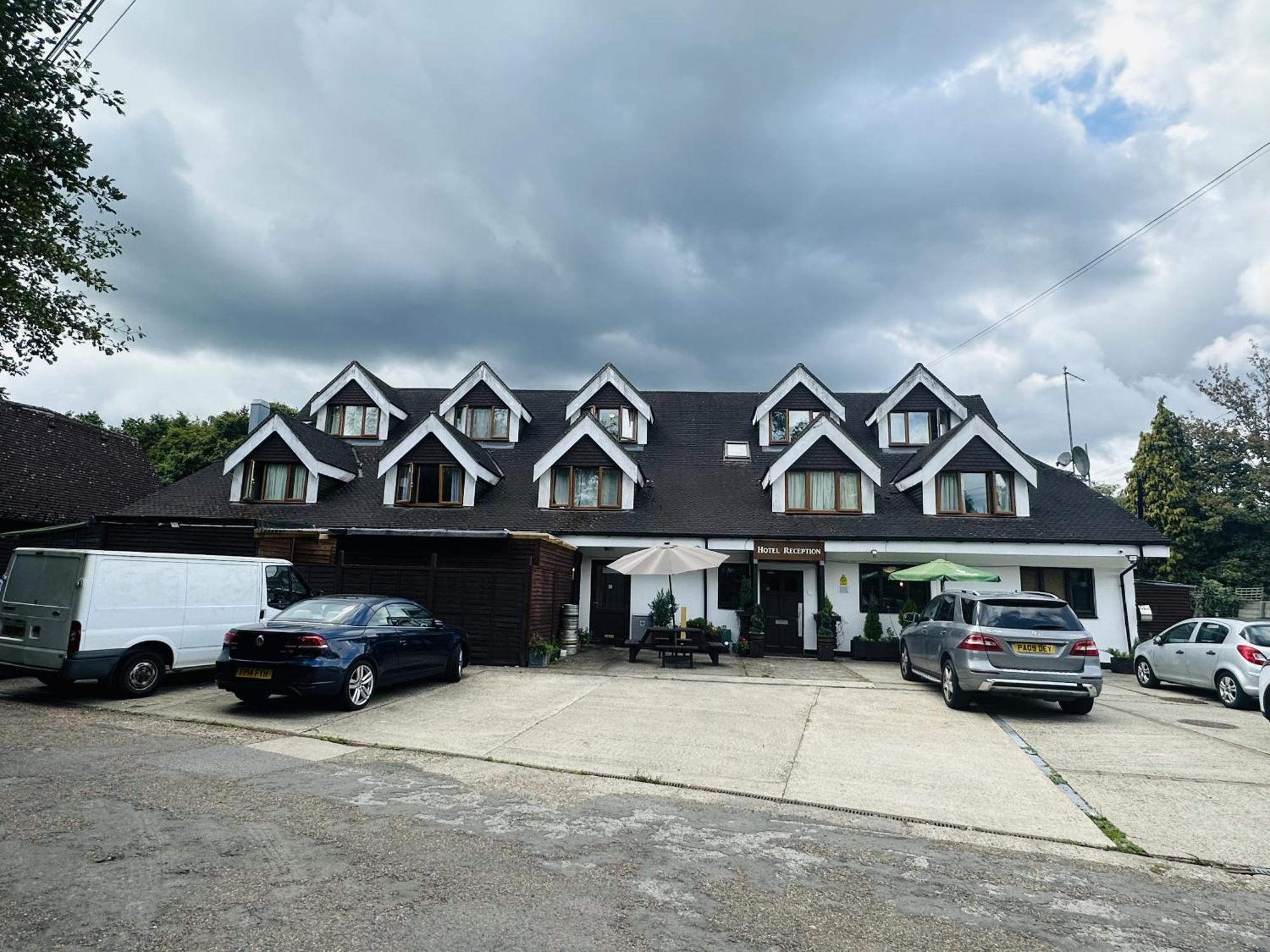 Woodcock Inn Felbridge エクステリア 写真